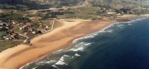 La playa La Espasa se encuentra en el municipio de Colunga