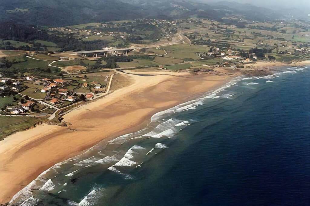 La playa La Espasa se encuentra en el municipio de Colunga