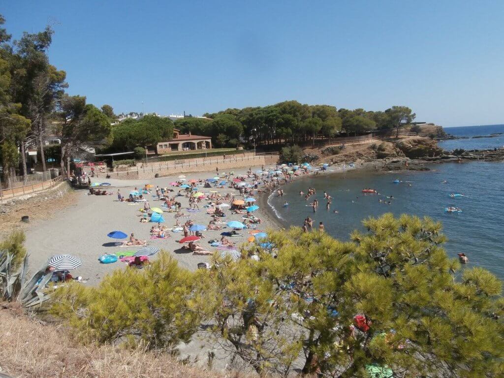 La playa La Farella se encuentra en el municipio de Llançà, perteneciente a la provincia de Girona y a la comunidad autónoma de Cataluña