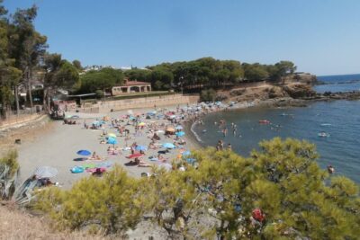 La playa La Farella se encuentra en el municipio de Llançà