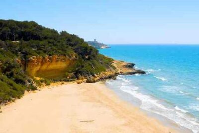 La playa La Fonda / Camping casas se encuentra en el municipio de Alcanar