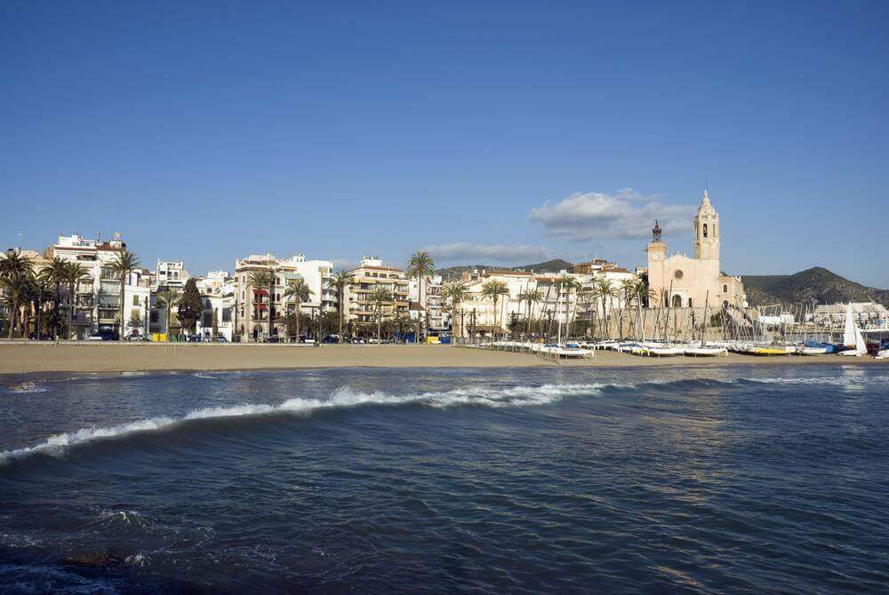 La playa La Fragata se encuentra en el municipio de Sitges, perteneciente a la provincia de Barcelona y a la comunidad autónoma de Cataluña