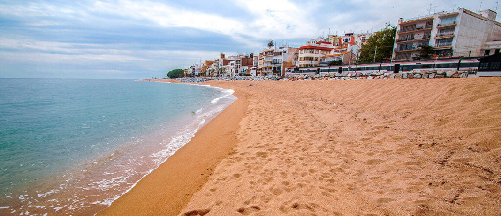 La playa La Platjola se encuentra en el municipio de Sant Pol de Mar, perteneciente a la provincia de Barcelona y a la comunidad autónoma de Cataluña