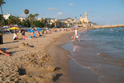 La playa La Ribera se encuentra en el municipio de Sitges