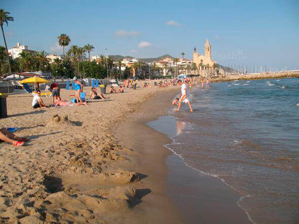 La playa La Ribera se encuentra en el municipio de Sitges, perteneciente a la provincia de Barcelona y a la comunidad autónoma de Cataluña