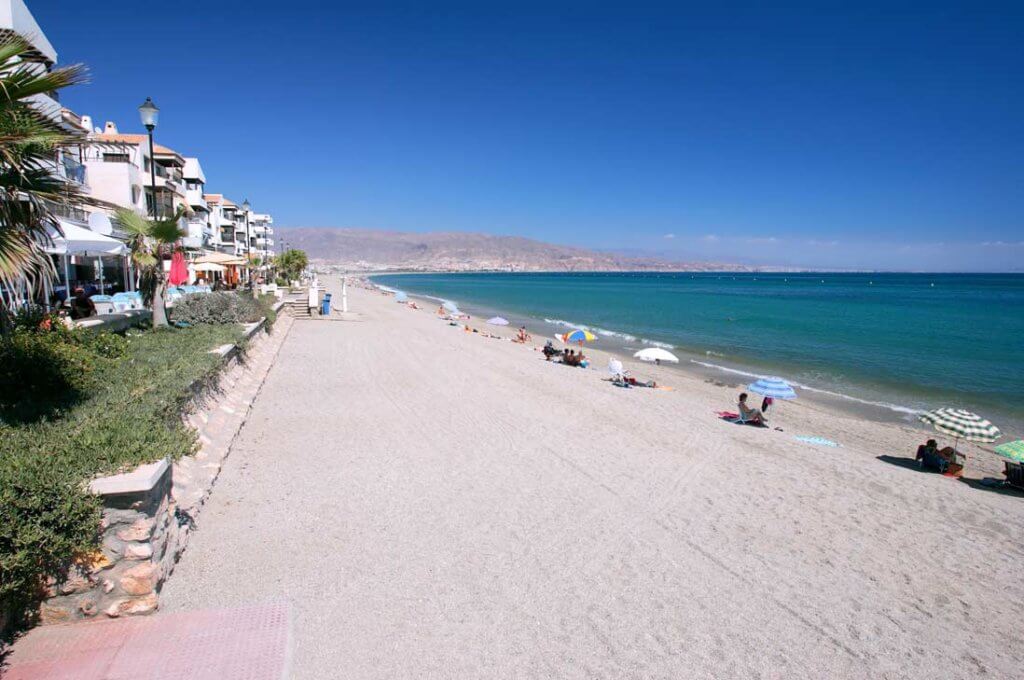 La playa La Romanilla se encuentra en el municipio de Roquetas de Mar