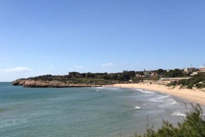 La playa La Savinosa se encuentra en el municipio de Tarragona