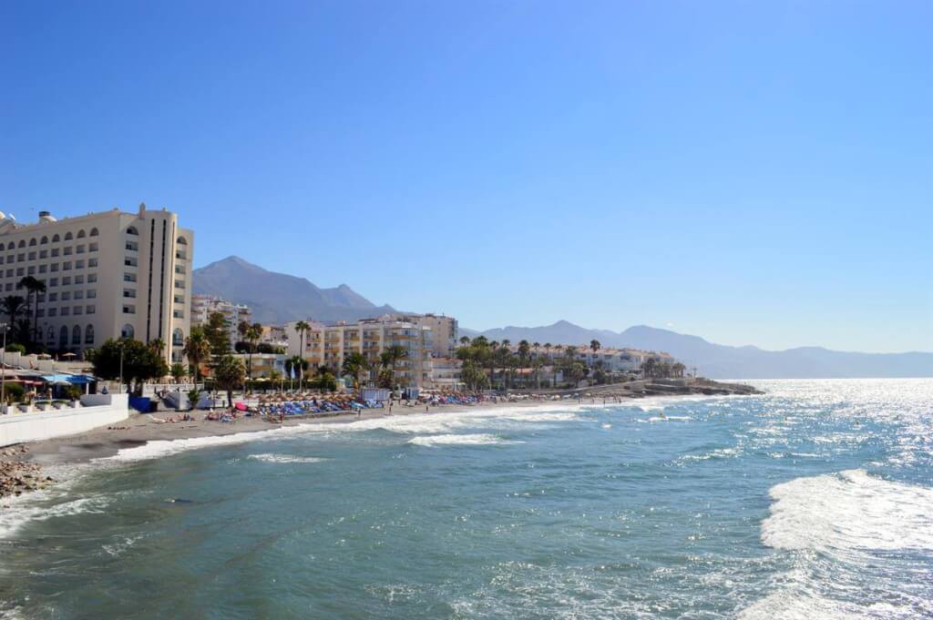 La playa La Torrecilla se encuentra en el municipio de Nerja