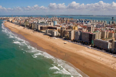 La playa La Victoria se encuentra en el municipio de Cádiz