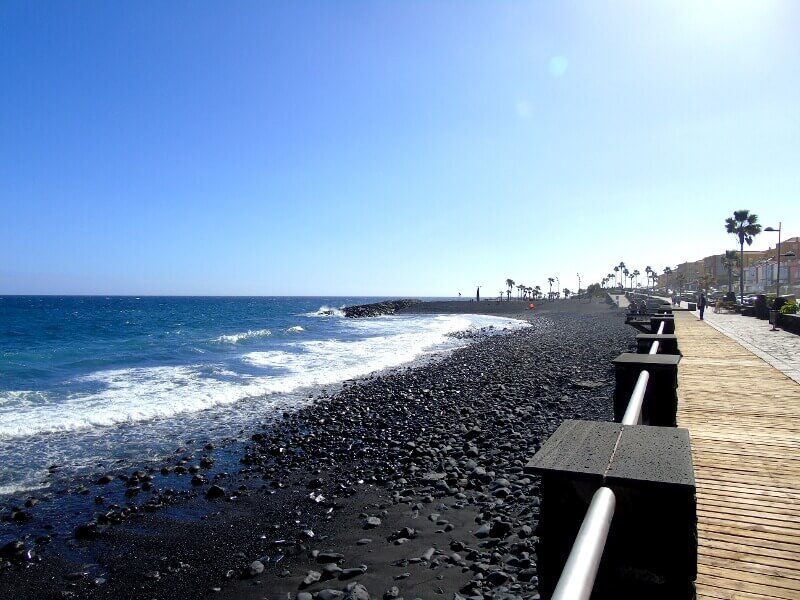 La playa Las Caletillas se encuentra en el municipio de Candelaria, perteneciente a la provincia de Tenerife y a la comunidad autónoma de Canarias