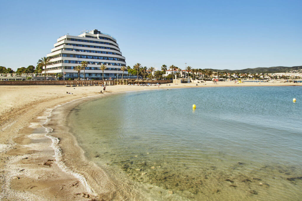 La playa Les Anquines se encuentra en el municipio de Sitges, perteneciente a la provincia de Barcelona y a la comunidad autónoma de Cataluña
