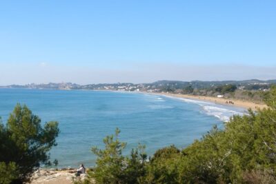 La playa Les Avellanes / Platja del Camping se encuentra en el municipio de L'Ampolla