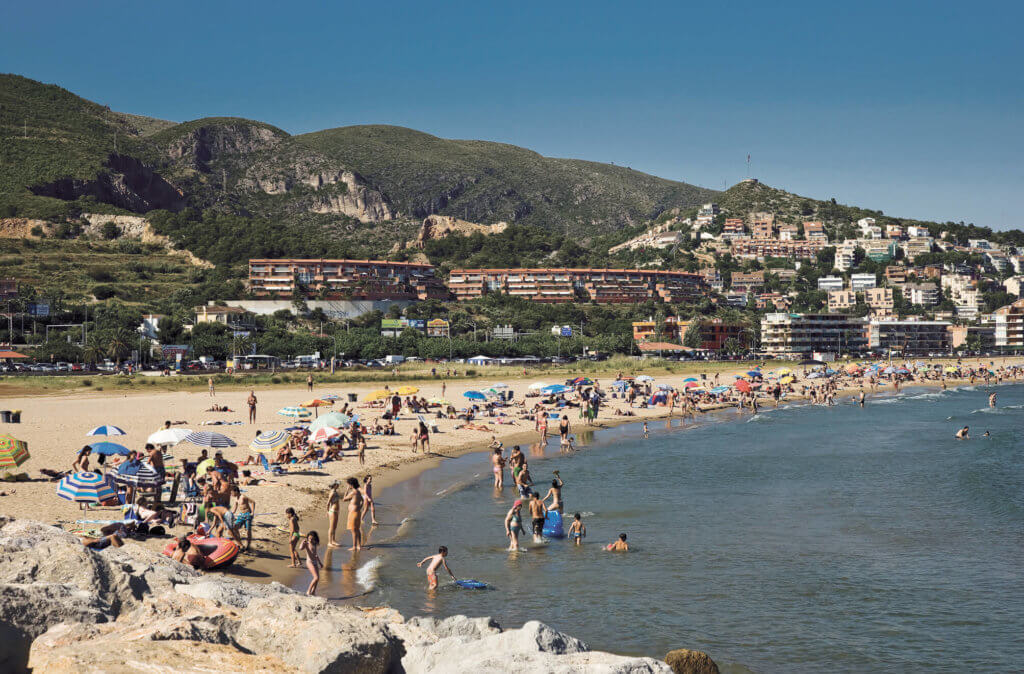 La playa Les Botigues se encuentra en el municipio de Sitges, perteneciente a la provincia de Barcelona y a la comunidad autónoma de Cataluña