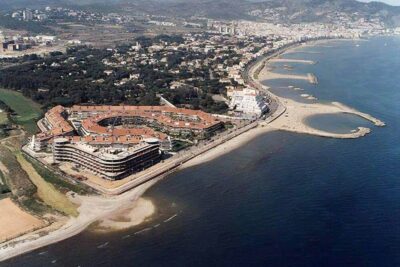 La playa Les Coves / Platja dels Grills se encuentra en el municipio de Sitges