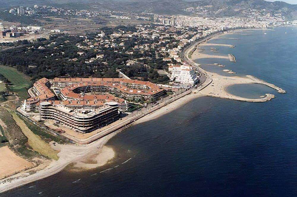 La playa Les Coves / Platja dels Grills se encuentra en el municipio de Sitges, perteneciente a la provincia de Barcelona y a la comunidad autónoma de Cataluña