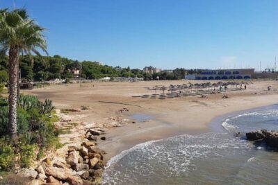 La playa Les Guineus / Costa Daurada se encuentra en el municipio de Roda de Bar