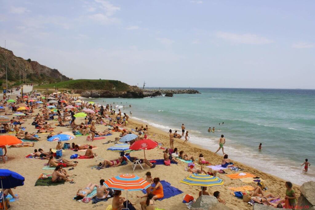 La playa Les Moreres / La Morera se encuentra en el municipio de Montgat, perteneciente a la provincia de Barcelona y a la comunidad autónoma de Cataluña