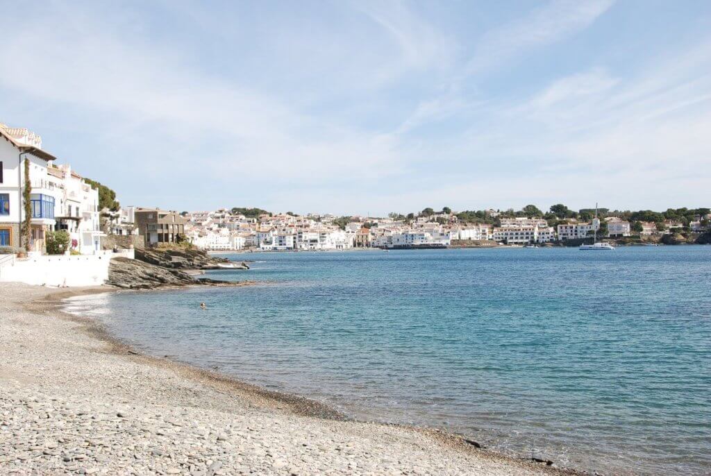 La playa Llané Gran y Petit se encuentra en el municipio de Cadaqués, perteneciente a la provincia de Girona y a la comunidad autónoma de Cataluña