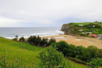 La playa Luaña / Cóbreces se encuentra en el municipio de Alfoz de Lloredo