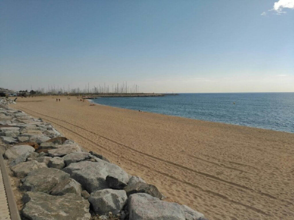 La playa Masnou se encuentra en el municipio de El Masnou, perteneciente a la provincia de Barcelona y a la comunidad autónoma de Cataluña
