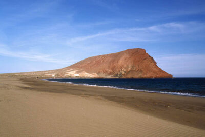 La playa Montaña Roja se encuentra en el municipio de Granadilla de Abona