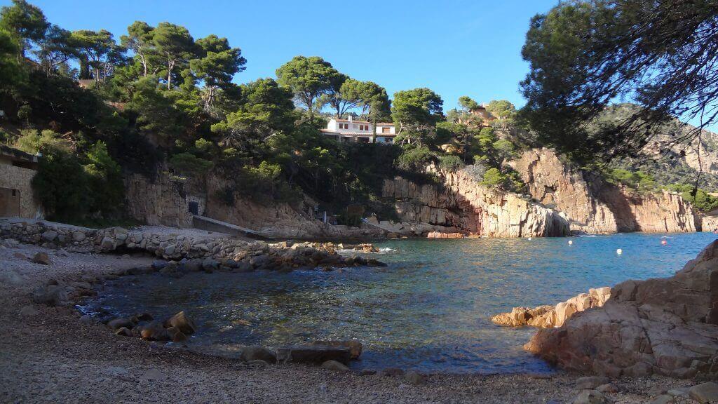 La playa Platja d'en Malaret / Calas de Fornells se encuentra en el municipio de Begur, perteneciente a la provincia de Girona y a la comunidad autónoma de Cataluña