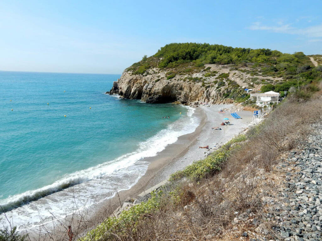 La playa Platja de L'Home Mort / Roses se encuentra en el municipio de Sitges