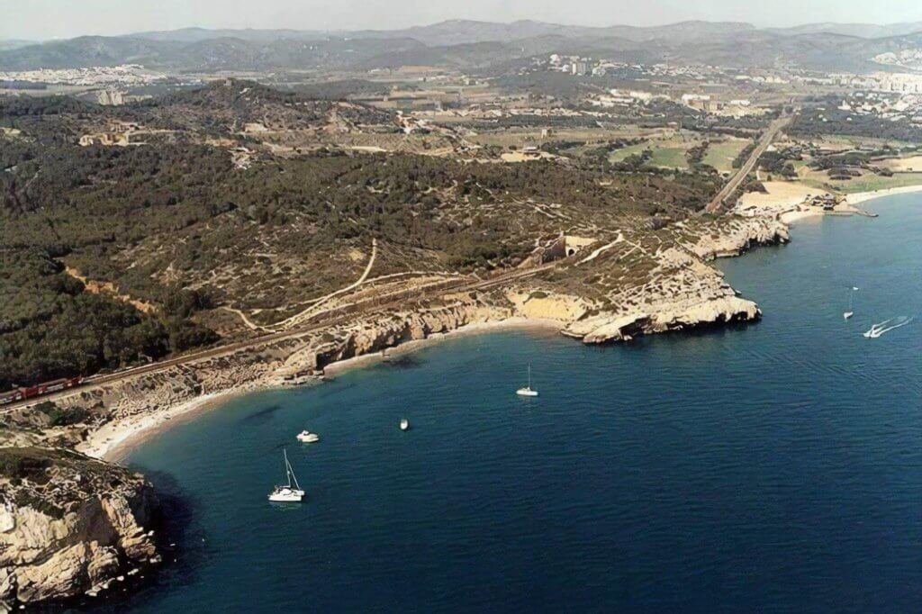 La playa Platja de la Desenrocada / Cala dels Gegants se encuentra en el municipio de Sitges, perteneciente a la provincia de Barcelona y a la comunidad autónoma de Cataluña