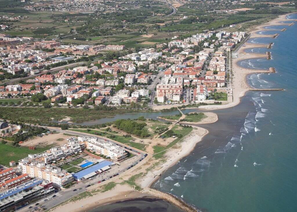 La playa Platja Llarga d'Ibersol se encuentra en el municipio de Vilanova i la Geltrú