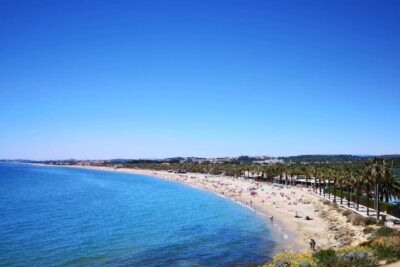 La playa Platja Llarga / Platja de Roda de Barà se encuentra en el municipio de Roda de Bar