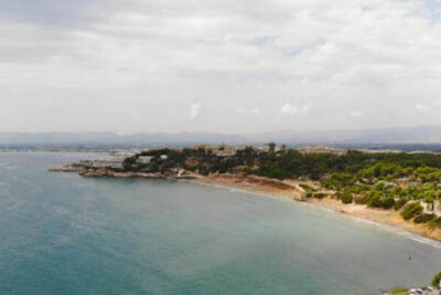 La playa Platja Llarga se encuentra en el municipio de Salou