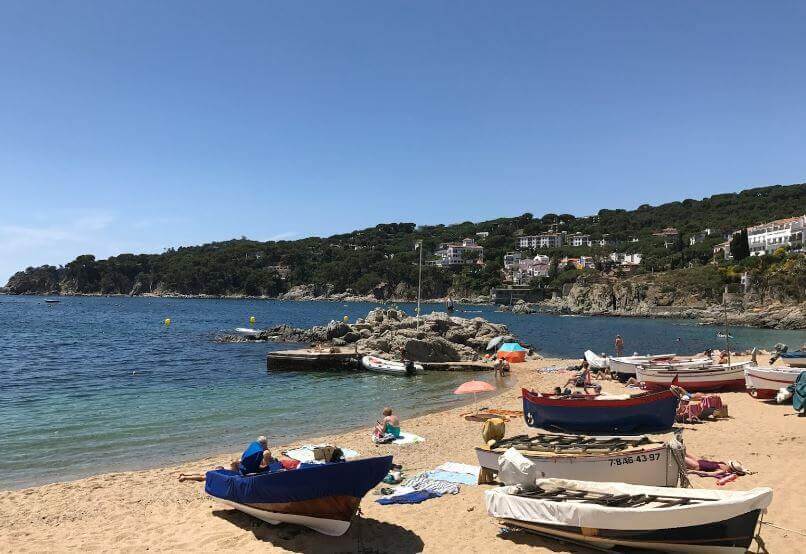 La playa Port Bo / Platja de les Barques se encuentra en el municipio de Palafrugell, perteneciente a la provincia de Girona y a la comunidad autónoma de Cataluña