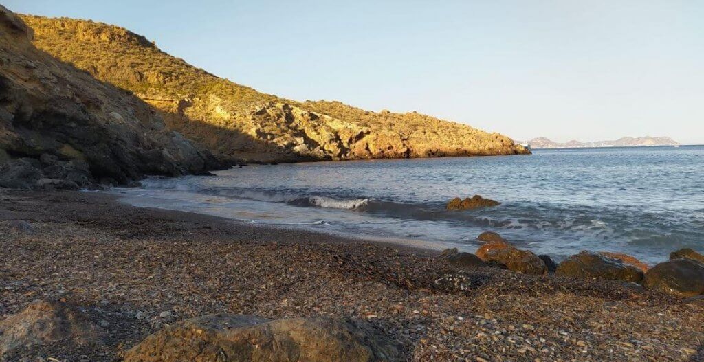 La playa Pozo de la Avispa se encuentra en el municipio de Cartagena, perteneciente a la provincia de Murcia y a la comunidad autónoma de Región de Murcia