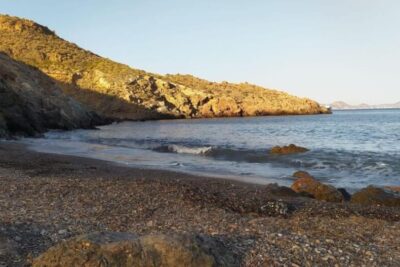 La playa Pozo de la Avispa se encuentra en el municipio de Cartagena