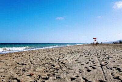 La playa Puerto Rey se encuentra en el municipio de Vera