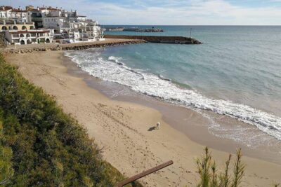 La playa Punta de la Guineu / Platja del Roc de Sant Gaietà se encuentra en el municipio de Roda de Bar