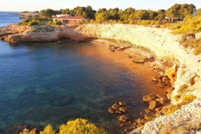 La playa Ribes Altes se encuentra en el municipio de L'Ametlla de Mar