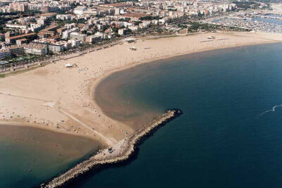 La playa Ribes Roges se encuentra en el municipio de Vilanova i la Geltrú