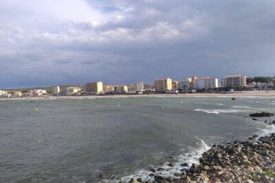 La playa Riells se encuentra en el municipio de L'Escala