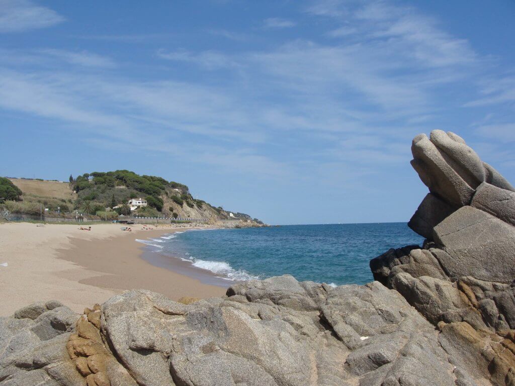 La playa Roques Blanques se encuentra en el municipio de Sant Pol de Mar, perteneciente a la provincia de Barcelona y a la comunidad autónoma de Cataluña