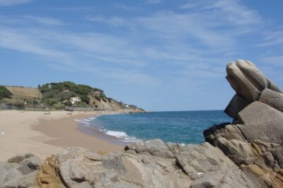 La playa Roques Blanques se encuentra en el municipio de Sant Pol de Mar