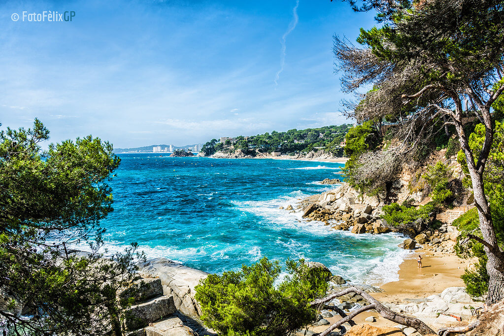 La playa Roques Planes se encuentra en el municipio de Calonge, perteneciente a la provincia de Girona y a la comunidad autónoma de Cataluña