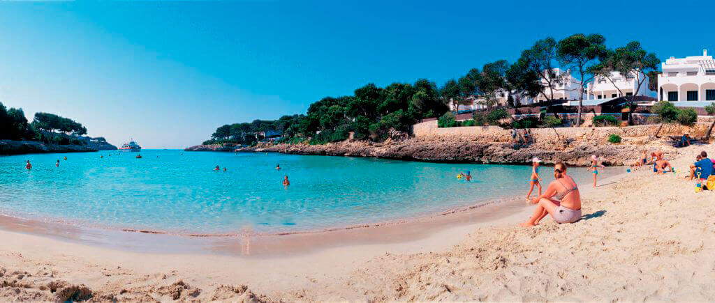 La playa S'Alqueria Petita se encuentra en el municipio de Cadaqués, perteneciente a la provincia de Girona y a la comunidad autónoma de Cataluña