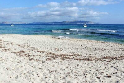 La playa S'Arenal d'En Casat se encuentra en el municipio de Santa Margalida