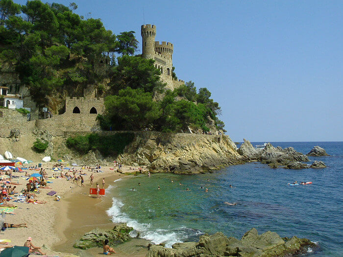 La playa Sa Caleta se encuentra en el municipio de Lloret de Mar, perteneciente a la provincia de Girona y a la comunidad autónoma de Cataluña