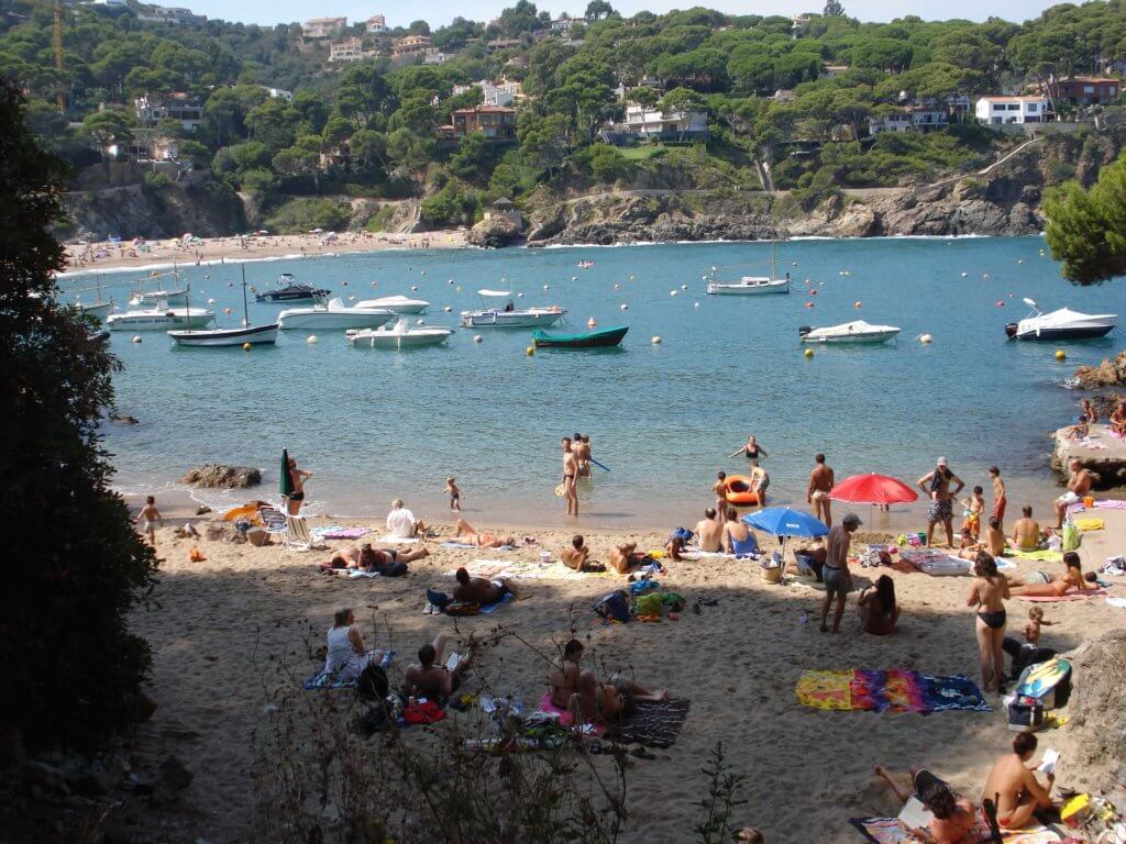 La playa Sa Riera se encuentra en el municipio de Begur, perteneciente a la provincia de Girona y a la comunidad autónoma de Cataluña
