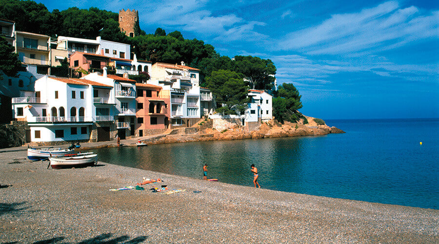 La playa Sa Tuna se encuentra en el municipio de Begur, perteneciente a la provincia de Girona y a la comunidad autónoma de Cataluña