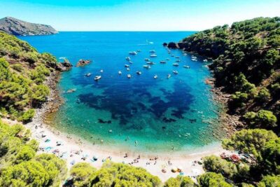 La playa Salatar se encuentra en el municipio de Roses