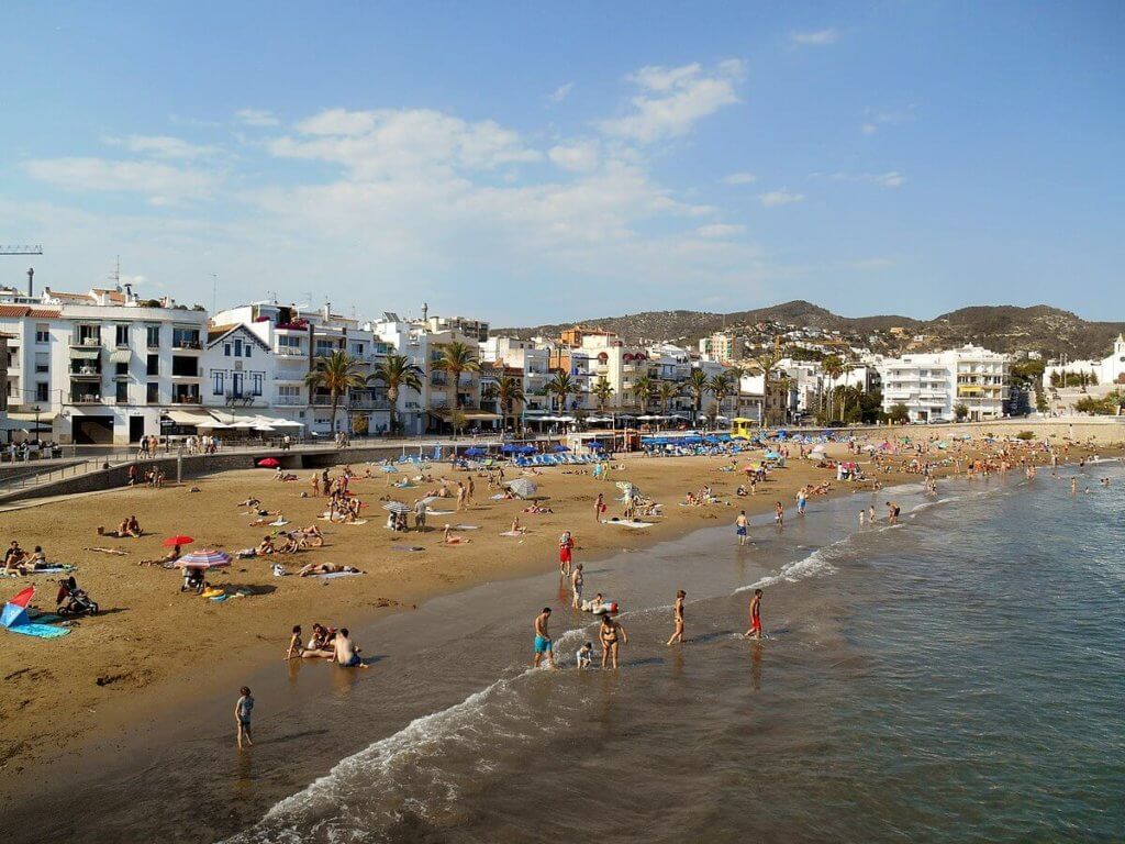La playa Sant Sebastià se encuentra en el municipio de Sitges