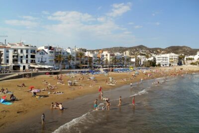 La playa Sant Sebastià se encuentra en el municipio de Sitges